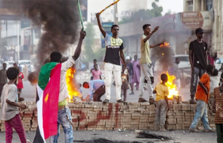 সেনা অভ্যুত্থানের জেরে সুদানে বিক্ষোভ চলছেই। স্থানীয় সময় বৃহস্পতিবার ( ২৮ অক্টোবর) দেশটির রাজধানী খার্তুমে সেনাবাহিনীর সঙ্গে অভ্যুত্থানবিরোধী বিক্ষোভকারীদের সংঘর্ষে আরও একজনের প্রাণ গেছে। টানা চারদিন ধরে সহিংসতায় দেশটিতে এ পর্যন্ত ১১ জন নিহত হওয়ার খবর পাওয়া গেলো। কয়েকদিনের আন্দোলনে আহত হয়েছে আরও কয়েকশ জন। ছবি: সংগৃহীত