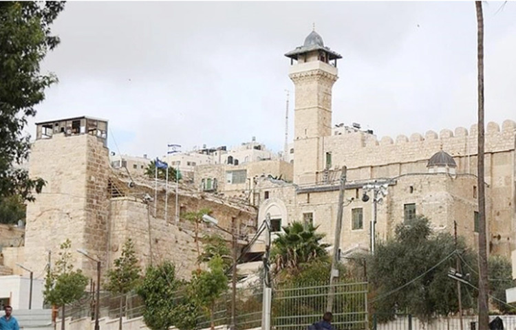 পশ্চিম তীরের হেবরনে অবস্থিত ইব্রাহিমী মসজিদ মুসলিমদের জন্য স্থানীয় সময় শুক্রবার ( ২৯ অক্টোবর) থেকে শনিবার (৩০ অক্টোবর) পর্যন্ত বন্ধ রেখেছে ইসরায়েলি সেনারা। ওই মসজিদের পরিচালক শেখ হেফযী আবু আসিনীনার বরাত দিয়ে আনাদোলু নিউজ এজেন্সি এ তথ্য জানিয়েছে। ছবি: সংগৃহীত