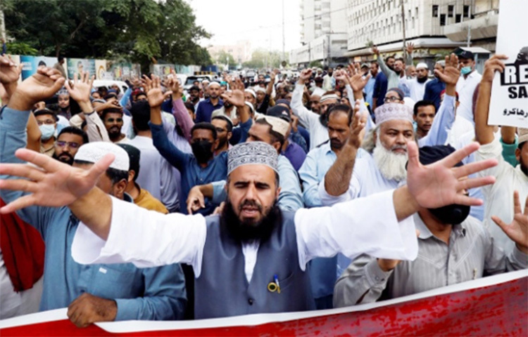 নিষিদ্ধঘোষিত ডানপন্থি দল ‘তেহরিক-ই-লাব্বাইক পাকিস্তান’-এর কর্মীদের বিক্ষোভ চলাকালে পুলিশের সঙ্গে সংঘর্ষে এ পর্যন্ত দেশটির পুলিশ সদস্যসহ ১১ জন নিহত হয়েছেন। সহিংসতা এড়াতে এবার টিএলপির সঙ্গে চুক্তিতে পৌঁছেছে পাকিস্তান সরকার। ছবি: সংগৃহীত