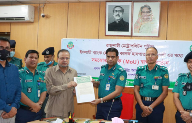 তিন হাসপাতালের সঙ্গে সমঝোতা চুক্তি করেছে রাজশাহী মেট্রোপলিটন পুলিশ (আরএমপি)। এর ফলে আরএমপির সদস্যরা সপরিবারে চিকিৎসার বিশেষ ছাড় পাবেন। হাসপাতাল তিনটি হলো- রাজশাহীর পপুলার ডায়াগনস্টিক, ল্যাবএইড লিমিটেড (ডাগায়নস্টিক) ও ইসলামি ব্যাংক হাসপাতাল। ছবি: ফয়সাল আহমেদ