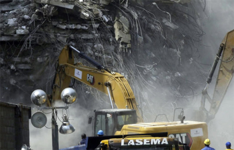 নাইজেরিয়ার বাণিজ্যিক রাজধানী লাগোসে বহুতল ভবন ধসের ঘটনায় নিহতের সংখ্যা বেড়ে ৩৬ জন হয়েছে। এখনও নিখোঁজ রয়েছেন আরও বহু মানুষ। দেশটির জরুরি পরিষেবা বিভাগ আজ এ তথ্য জানিয়েছে। ছবি: সংগৃহীত