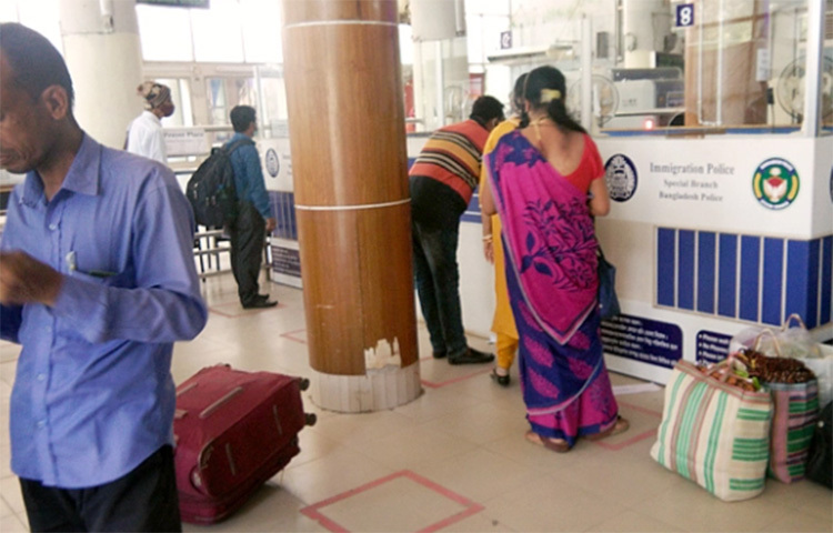 যশোরের বেনাপোল থেকে পণ্য পরিবহনসহ দূরপাল্লার সব ধরনের গণপরিবহন বন্ধ রয়েছে। এতে বিপাকে পড়েছেন ভারতফেরত পাসপোর্ট যাত্রীরা। তবে যাত্রীরা বিকল্প উপায়ে গন্তব্যস্থলে যাচ্ছেন বলে জানা গেছে। মো. জামাল হোসেন