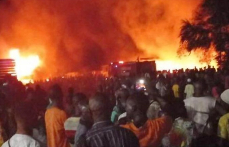 সিয়েরা লিওনে একটি জ্বালানি ট্যাঙ্কারে বিস্ফোরণের ঘটনায় কমপক্ষে ৯১ জন নিহত হয়েছে। স্থানীয় সময় শুক্রবার ওই বিস্ফোরণের ঘটনা ঘটেছে। সিয়েরা লিওনের রাজধানী ফ্রিটাউনে ওই বিস্ফোরণের ঘটনায় আরও ডজনখানেক মানুষ আহত হয়েছেন বলে জানা গেছে। ছবি: সংগৃহীত