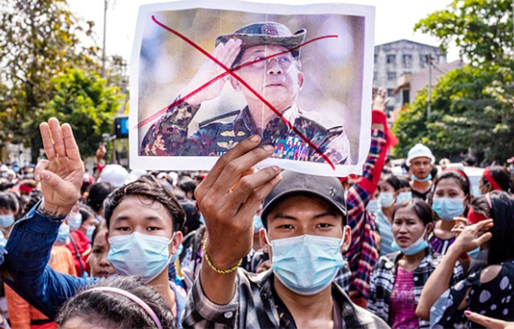 মিয়ানমারে গণতন্ত্রকামী প্রতিরোধযোদ্ধাদের হুমকির মুখে পদত্যাগ করেছেন অন্তত ৮০ জন প্রশাসনিক কর্মকর্তা। দেশটির ম্যাগওয়ে অঞ্চলের নাটমাউক জনপদে জান্তা সরকারের নিয়োগ দেওয়া এসব কর্মকর্তা আর দায়িত্বপালন করবেন না বলে জানিয়ে দিয়েছেন। ছবি: সংগৃহীত