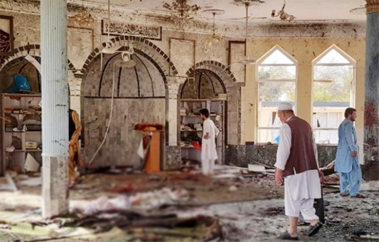 আবারও জুমার নামাজ চলাকালে বোমা বিস্ফোরণে ক্ষতবিক্ষত হলো আফগানিস্তান। আজ দেশটির পূর্বাঞ্চলীয় নানগারহার প্রদেশের স্পিন গর জেলার একটি মসজিদে এ হামলার ঘটনা ঘটে। এতে ইমামসহ অন্তত এক ডজন লোক আহত হওয়ার খবর পাওয়া গেছে। ছবি: সংগৃহীত