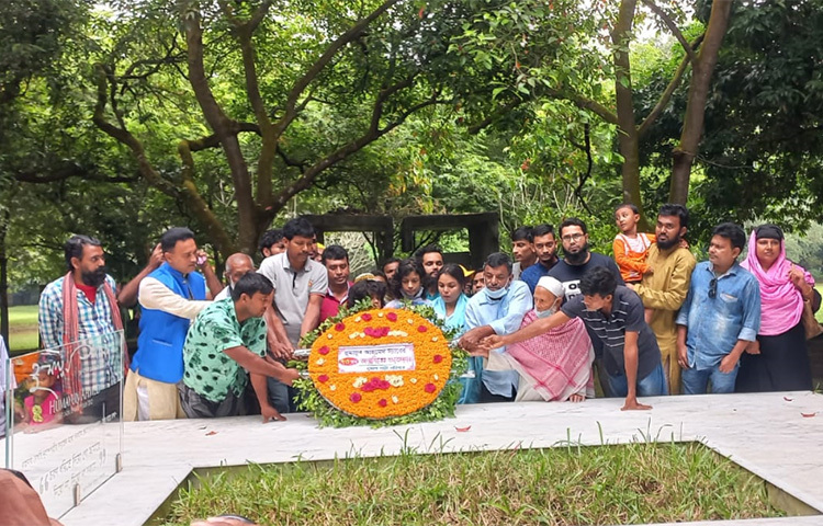 গাজীপুরের নুহাশপল্লীতে নন্দিত কথাসাহিত্যিক হুমায়ূন আহমেদের ৭৩তম জন্মদিনে তার কবরে ফুল দিয়ে শ্রদ্ধা জানানো হয়। ছবি: মো. আমিনুল ইসলাম