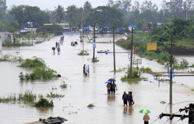 ভারী বর্ষণের কারণে সৃষ্ট বন্যা ও ভূমিধসে ভারতের অন্ধ্রপ্রদেশে ১৭ জনের মৃত্যুর খবর পাওয়া গেছে। এখনও নিখোঁজ রয়েছেন শতাধিক মানুষ। শুধু কাডাপাতেই মৃত্যু হয়েছে ৮ জনের, নিখোঁজ রয়েছেন ১২ জন। তীর্থস্থান তিরুপতিতে পানিবন্দী হয়ে পড়েছেন কয়েকশ পুণ্যার্থী। ছবি: সংগৃহীত