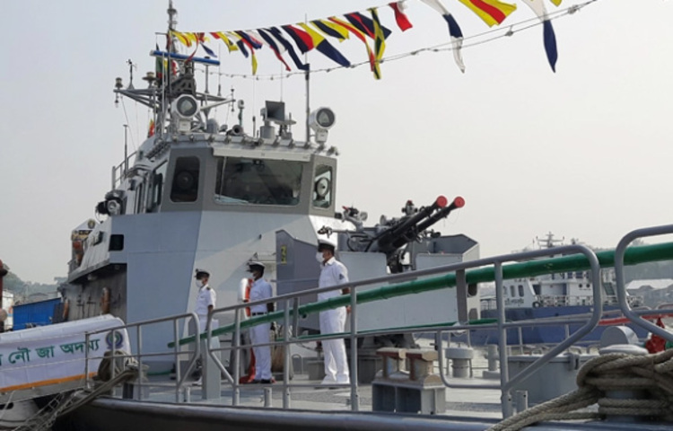 সশস্ত্র বাহিনী দিবসে দর্শনার্থীদের জন্য উন্মুক্ত করা হয়েছে নৌবাহিনীর যুদ্ধজাহাজ ‘অদম্য’। আজ দুপুর ২টা থেকে বিকেল ৪টা পর্যন্ত চাঁদপুরের পুরাতন লঞ্চ টার্মিনালে এ প্রদর্শনীর আয়োজন করা হয়। ছবি: নজরুল ইসলাম আতিক