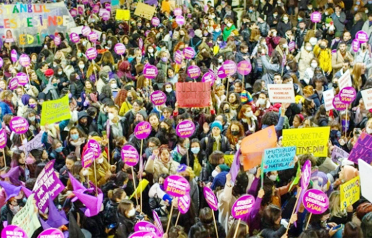 আন্তর্জাতিক নারী নির্যাতন প্রতিরোধ দিবসে তুরস্কে হাজার হাজার মানুষ বিক্ষোভ করেছে। তাদের মধ্যে অধিকাংশই ছিল নারী। দেশটির পুলিশ বিক্ষোভ দমনে কাঁদানে গ্যাস ও রাবার বুলেট নিক্ষেপ করে। ছবি: সংগৃহীত