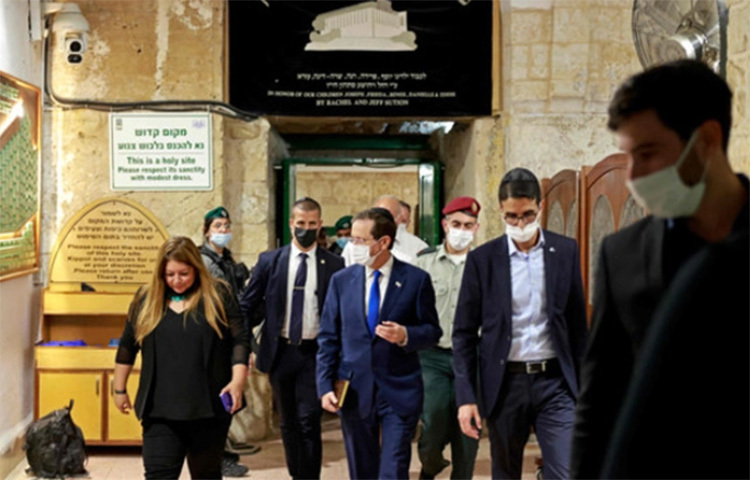 দখলকৃত পশ্চিম তীরের ইব্রাহিমি মসজিদে ইসরায়েলি প্রেসিডেন্টের সফরের নিন্দা করেছে সৌদি আরব। পাশাপাশি এটিকে ওই স্থানের পবিত্রতার স্পষ্ট লঙ্ঘন বলেও অভিহিত করেছে দেশটি। আজ আরব নিউজের এক প্রতিবেদনে এ তথ্য জানানো হয়। ছবি: সংগৃহীত