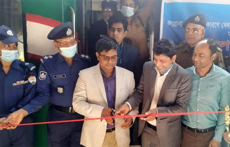 সেবার মান কমিয়ে দীর্ঘ আট মাস পর বেনাপোল-ঢাকা-বেনাপোল রুটে ‘বেনাপোল এক্সপ্রেস’ যাত্রীবাহী ট্রেনটি পুনরায় চালু করা হয়েছে। আজ বেনাপোল স্টেশনে নির্ধারিত ১৮৮ যাত্রী নিয়ে দুপুর ১২.৪৫ মিনিটে ঢাকার উদ্দেশ্যে ছেড়ে যায় ট্রেনটি। এ সময় যাত্রীদের ফুলেল শুভেচ্ছা জানান রেল কর্মকর্তারা। ছবি: মো. জামাল হোসেন