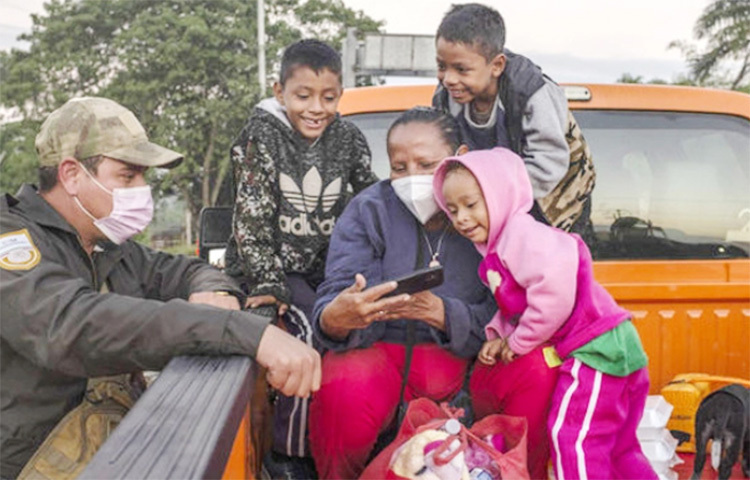 মেক্সিকোতে বস্তাবন্দি অবস্থায় ২১০ জন অভিবাসীকে ট্রাক থেকে উদ্ধার করা হয়েছে। দেশটির অভিবাসন কর্তৃপক্ষ এ তথ্য নিশ্চিত করেছে। আজ ওয়াশিংটন পোস্টের এক প্রতিবেদনে এ তথ্য জানানো হয়। ছবি: সংগৃহীত