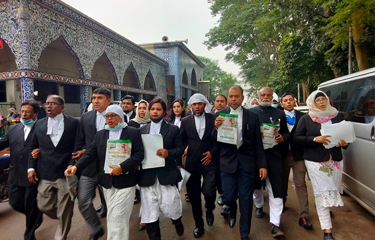 সাবেক প্রধানমন্ত্রী ও বিএনপি চেয়ারপারসন খালেদা জিয়ার মুক্তি ও উন্নত চিকিৎসার জন্য বিদেশে পাঠানোর দাবিতে সুপ্রিম কোর্টে বিক্ষোভ মিছিল করেছেন বিএনপিপন্থি আইজীবীরা। আজ দুপুরে জাতীয়তাবাদী আইনজীবী ফোরাম সুপ্রিম কোর্ট ইউনিটের উদ্যোগে এ বিক্ষোভ মিছিল হয়। ছবি: বিপ্লব দিক্ষিৎ