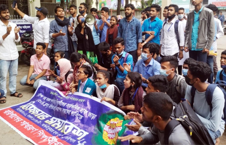 গণপরিবহনে শিক্ষার্থীদের সার্বক্ষণিক হাফ ভাড়া নিশ্চিতসহ সাত দফা দাবিতে বরিশাল জেলা প্রশাসক কার্যালয়ের সামনে অবস্থান নিয়ে বিক্ষোভ করেছেন কয়েকশ শিক্ষার্থী। আজ সকাল সাড়ে ১০টা থেকে দুপুর সাড়ে ১২টা পর্যন্ত জেলা প্রশাসক কার্যালয়ের প্রধান ফটকের সামনে তারা এ বিক্ষোভ কর্মসূচি পালন করেন। ছবি: সাইফ আমীন