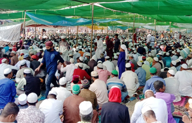 লালমনিরহাটে আখেরি মোনাজাতের মধ্য দিয়ে শেষ হলো তিন দিনব্যাপী জেলা ইজতেমা। আজ জুমার নামাজ শেষে কালেক্টরেট মাঠে ইজতেমার আখেরি মোনাজাতে প্রায় লক্ষাধিক মুসল্লি অংশ নেন। ছবি: জাগো নিউজ