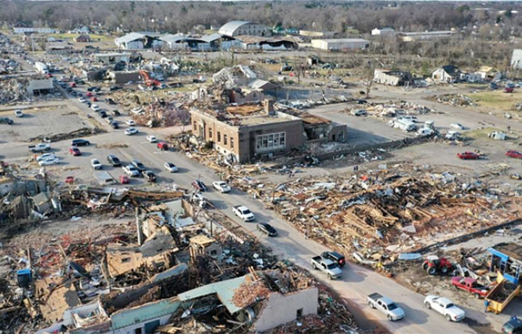 যুক্তরাষ্ট্রের দক্ষিণ ও মধ্যাঞ্চলজুড়ে তাণ্ডব চালানো শক্তিশালী ঘূর্ণিঝড়ে এখন পর্যন্ত ৯৪ জনের মৃত্যুর খবর পাওয়া গেছে। এখনও নিখোঁজ রয়েছেন আরও কয়েক ডজন মানুষ। বিধ্বস্ত এলাকায় হন্যে হয়ে জীবিতদের খোঁজে উদ্ধার কাজ চলছে। আশা করা হচ্ছে যে, হয়তো ‘অলৌকিকভাবে’ কেউ বেঁচে থাকতে পারেন। ছবি: সংগৃহীত