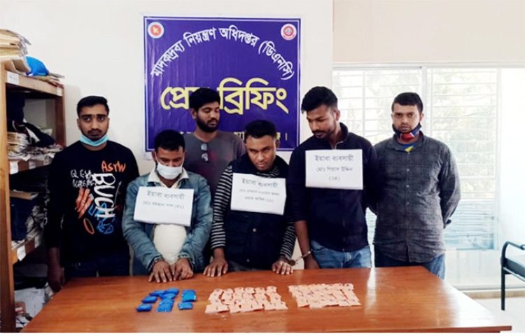 মানিকগঞ্জের সিংগাইরে ১২ হাজার ইয়াবাসহ তিন মাদক কারবারিকে আটক করেছে মাদকদ্রব্য নিয়ন্ত্রণ অধিদপ্তর আজ দুপুরে উপজেলার চরদুর্গাপূর এলাকা থেকে তাদের আটক করা হয়। ছবি: বি.এম খোরশেদ