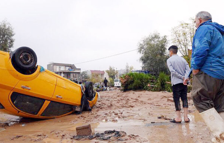 ইরাকে আকস্মিক বন্যায় শুক্রবার তিন বিদেশি নাগরিকসহ ১২ জনের মৃত্যু হয়েছে। দেশটির স্বায়ত্তশাসিত কুর্দিস্তানের আরবিল এলাকায় ভারি বৃষ্টিপাতের কারণে আকস্মিক বন্যা পরিস্থিতি তৈরি হয়েছে। ছবি: সংগৃহীত