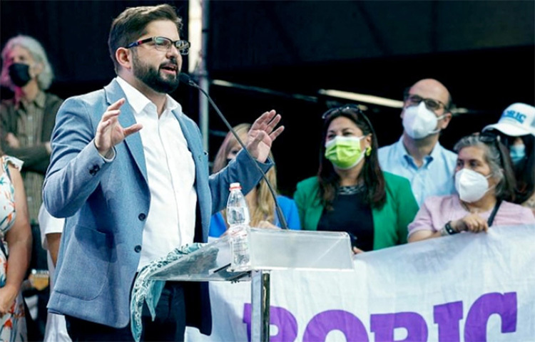 চিলির নতুন প্রেসিডেন্ট হলেন সাবেক ছাত্রনেতা বামপন্থি গ্যাব্রিয়েল বোরিক। তিনি এখন দেশটির সর্বকনিষ্ঠ নেতা। স্থানীয় সময় রোববার (১৯ ডিসেম্বর) নির্বাচন অনুষ্ঠিত হয় চিলিতে। বামপন্থি গ্যাব্রিয়েল বোরিক ৫৬ শতাংশ ভোট পেয়ে জয়ী হয়েছেন। ছবি: সংগৃহীত