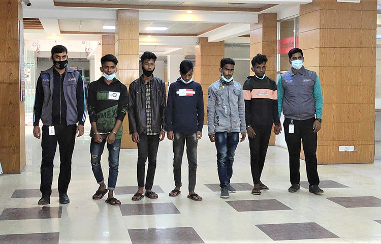 ইমোতে নারীকণ্ঠে কথা বলে অনৈতিক কাজের প্রলোভন দেখিয়ে লাখ লাখ টাকা হাতিয়ে নেয় একটি চক্র। নারীকণ্ঠে অনৈতিক কাজের প্রলোভন দেখিয়ে প্রবাসীদের ইমো আইডি হ্যাক করে ব্যাকমেইলও করে চক্রটি। দেড় শতাধিক সদস্যের এই চক্রের পাঁচজনকে গ্রেফতার করতে সক্ষম হয়েছে পুলিশের অপরাধ তদন্ত বিভাগ (সিআইডি)। ছবি: জাগো নিউজ