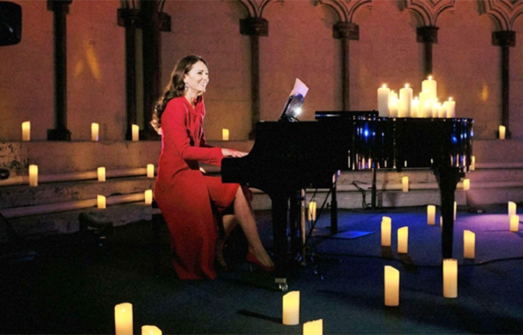 বড়দিনের কনসার্টে পিয়ানো বাজিয়ে দর্শকদের অবাক করেছেন ব্রিটিশ রাজবধূ কেট মিডলটন। বড়দিনকে সামনে রেখে শুক্রবার এক কনসার্টে প্রিন্স উইলিয়ামের স্ত্রী কেট নিজের পিয়ানো বাজানোর দক্ষতা প্রদর্শন করে রীতিমত তাক লাগিয়েছেন। আজ এবিসি নিউজের এক প্রতিবেদনে এ তথ্য জানানো হয়। ছবি: সংগৃহীত