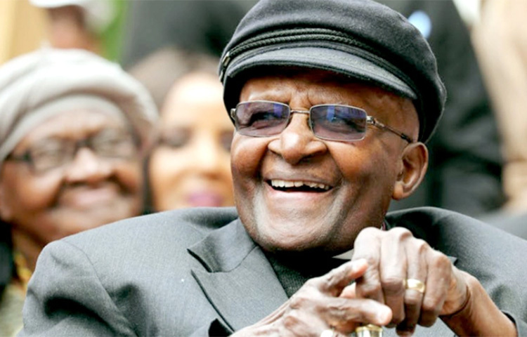 শান্তিতে নোবেল জয়ী দক্ষিণ আফ্রিকার আর্চবিশপ ডেসমন্ড টুটু মারা গেছেন। মৃত্যুকালে তার বয়স হয়েছিল ৯০ বছর। দক্ষিণ আফ্রিকায় বর্ণবাদের অবসান ঘটানোর পেছনে তিনি গুরুত্বপূর্ণ অবদান রেখেছেন। দক্ষিণ আফ্রিকার প্রেসিডেন্ট সিরিল রামাফোসা এক বিবৃতিতে আর্চবিশপ ডেসমন্ড টুটুর মৃত্যুর বিষয়টি নিশ্চিত করেছেন। ছবি: সংগৃহীত