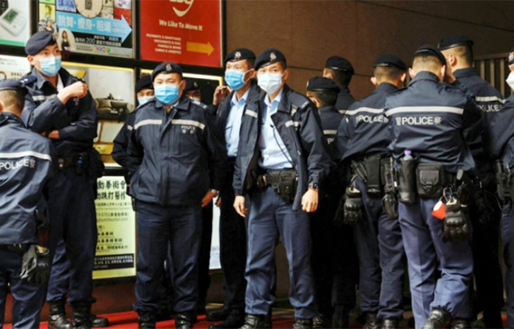 হংকংয়ের একটি পত্রিকা অফিস থেকে ছয়জন সাংবাদিকে গ্রেফতার করেছে পুলিশ। রাষ্ট্রদ্রোহী সংবাদ প্রকাশের ষড়যন্ত্রের অজুহাতে তাদের গ্রেফতার করা হয়েছে। স্ট্যান্ড নিউজের কিছু সাবেক ও বর্তমান কর্মীরাই তাদের প্রধান লক্ষ্য বলে জানা গেছে। এরই মধ্যে দুই শতাধিক পুলিশকে তল্লাশির জন্য পত্রিকা অফিসটিতে মোতায়েন করা হয়েছে। আজ বিবিসির এক প্রতিবেদনে এ তথ্য জানানো হয়। ছবি: সংগৃহীত