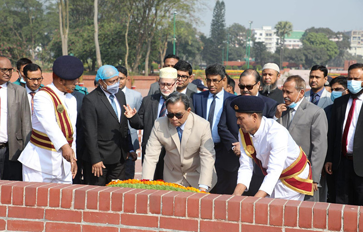 মহান মুক্তিযুদ্ধে বীর শহীদদের প্রতি শ্রদ্ধা জানিয়েছেন দেশের ২৩তম প্রধান বিচারপতি হাসান ফয়েজ সিদ্দিকী। আজ দুপুরে সাভারের জাতীয় স্মৃতিসৌধে শ্রদ্ধা নিবেদন করে পুষ্পস্তবক অর্পণ করেন তিনি। ছবি: জাগো নিউজ