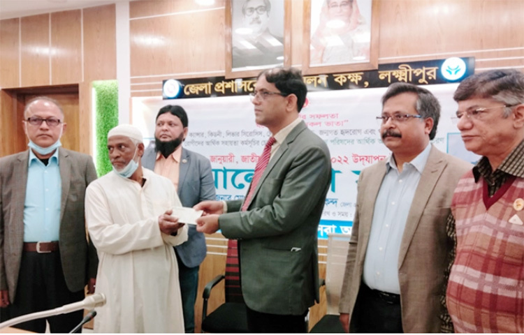 লক্ষ্মীপুরে জটিল রোগে আক্রান্ত ১০৭ অসহায় রোগীর মাঝে ৪৫ লাখ টাকার অনুদানের চেক বিতরণ করা হয়েছে। আজ দুপুরে জাতীয় সমাজসেবা দিবসে জেলা প্রশাসক মো. আনোয়ার হোছাইন আকন্দ চেকগুলো হস্তান্তর করা হয়। ছবি: কাজল কায়েস