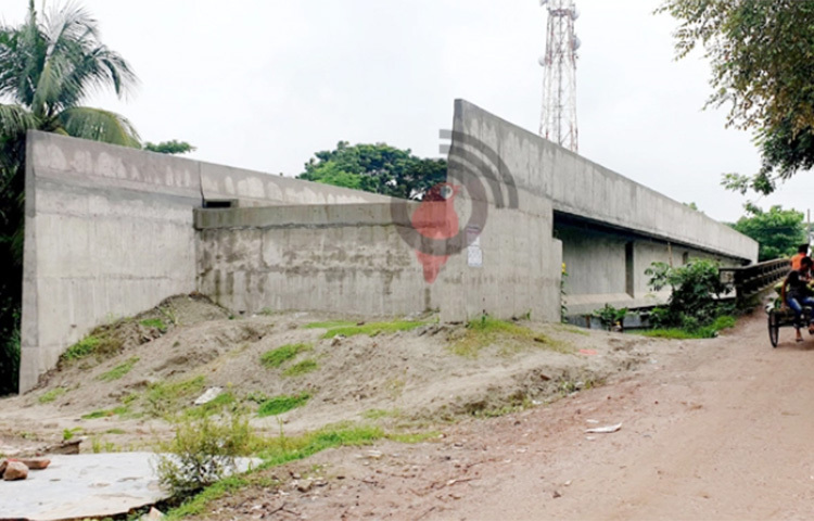 নড়াইল সদর উপজেলার গোবরা ব্রিজ নির্মাণের ১০ মাসেও শুরু হয়নি সংযোগ সড়কের কাজ। ব্রিজের দুই প্রান্তে থাকা জমির মালিকদের ক্ষতিপূরণ দিতে না পারায় এ কাজ বন্ধ আছে। এতে থেমে আছে নড়াইল-ফুলতা আঞ্চলিক মহাসড়ক দুই লেনে প্রশস্তকরণ। ছবি: হাফিজুল নিলু