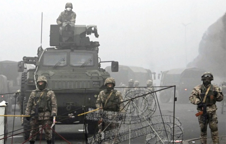 তেলের দাম বাড়ার প্রতিবাদে কাজাখস্তানের সবচেয়ে বড় শহরে নতুন করে সহিংসতা ছড়িয়ে পড়ায় পরিস্থিতি নিয়ন্ত্রণ করতে সেখানে পৌঁছেছেন রাশিয়ার প্যারাট্রুপারসরা। ছবি: সংগৃহীত