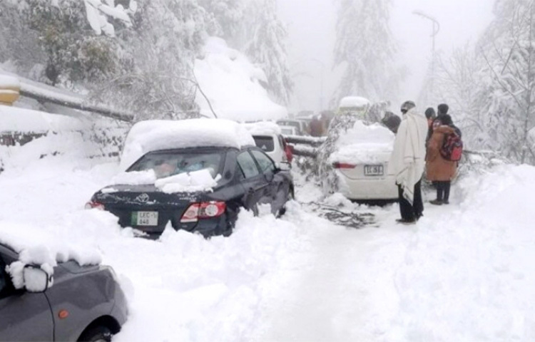 পাকিস্তানের পাঞ্জাব প্রদেশের মুরি রিসোর্ট এলাকায় তীব্র তুষারপাতে গাড়ির মধ্যে আটকা পড়ে ২১ পর্যটক মারা গেছেন। এই ঘটনার পর ওই এলাকাকে দুর্যোগ প্রবণ বলে ঘোষণা দেওয়া হয়েছে। আজ পাকিস্তানভিত্তিক সংবাদমাধ্যম ডনের এক প্রতিবেদনে এ তথ্য জানানো হয়। ছবি: সংগৃহীত