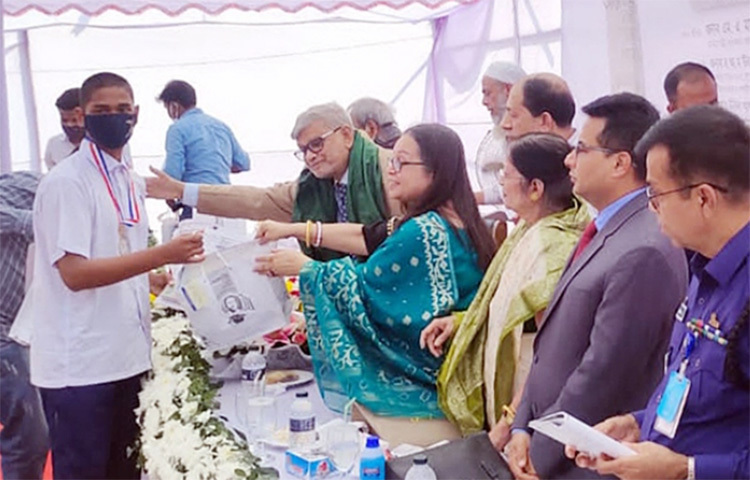 প্রধানমন্ত্রী শেখ হাসিনাকে হত্যার ষড়যন্ত্র হচ্ছে। তাকে হত্যা করতে পারলে দেশ শোষকদের হাতে চলে যাবে বলে মন্তব্য করেছেন পরিকল্পনামন্ত্রী এম এ মান্নান। আজ ব্রাহ্মণবাড়িয়ার সরাইলে একটি বৃত্তি প্রদান অনুষ্ঠানে এ মন্তব্য করেন তিনি। ছবি: জাগো নিউজ