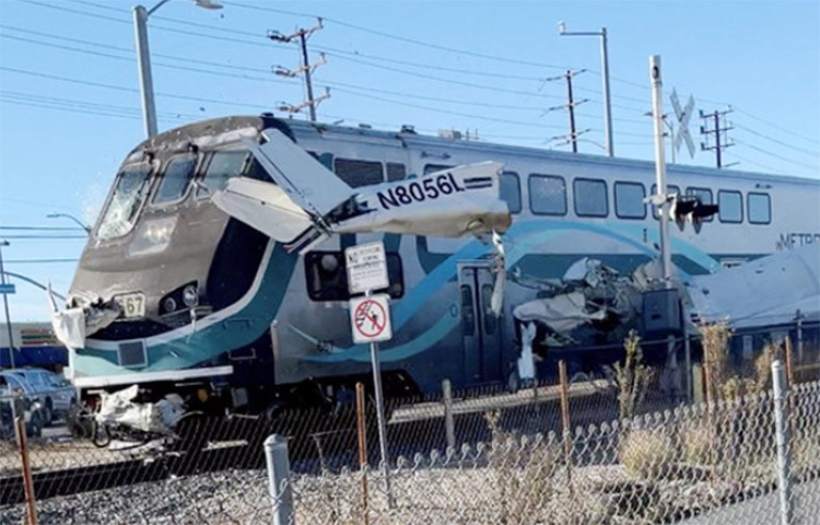 যুক্তরাষ্ট্রের ক্যালিফোর্নিয়ার লস অ্যাঞ্জেলেসে রেললাইনের ওপর একটি ট্রেন আছড়ে পড়েছে। এ ঘটনায় সৌভাগ্যক্রমে বেঁচে গেছেন প্লেনের পাইলট। কারণ এটি আছড়ে পড়ার কয়েক সেকেন্ড পরেই লাইন দিয়ে দ্রæতগতিতে একটি ট্রেন চলে যায়। আজ রয়টার্সের এক প্রতিবেদনে এ তথ্য জানানো হয়। ছবি: সংগৃহীত