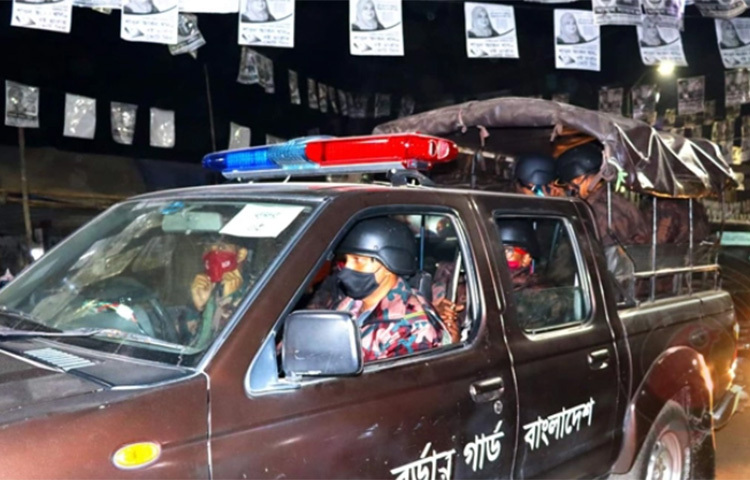 রাত পোহালেই নারায়ণগঞ্জ সিটি করপোরেশনের (নাসিক) নির্বাচন। এই নির্বাচনকে ঘিরে পর্যাপ্ত নিরাপত্তা ব্যবস্থা গ্রহণ করেছে আইনশৃঙ্খলা রক্ষাকারী বাহিনী। নির্বাচন উপলক্ষে রাত থেকেই মাঠে নেমেছে বর্ডার গার্ড বাংলাদেশ (বিজিবি)। ছবি: জাগো নিউজ