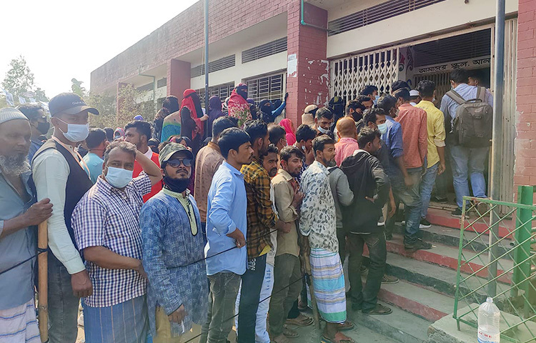 দীর্ঘ লাইনে দাঁড়িয়ে ভোটাররা তাদের ভোটাধিকার প্রয়োগ করেন। ছবি: জাগো নিউজ