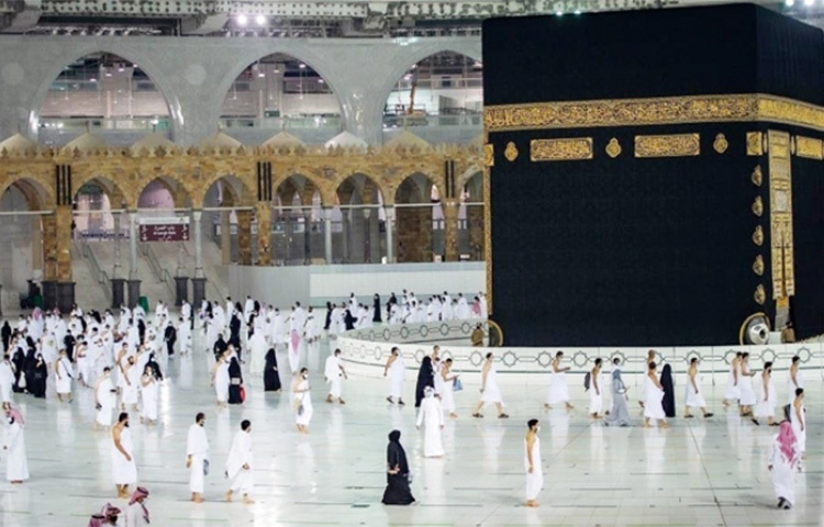 পবিত্র ওমরাহ পালনের ক্ষেত্রে নতুন নির্দেশনা জারি করেছে মধ্যপ্রাচ্যের দেশ সৌদি আরব। কর্তৃপক্ষ বলছে, একাধিক বার ওমরাহ পালনের ক্ষেত্রে কমপক্ষে ১০ দিনের ব্যবধান থাকতে হবে। সম্প্রতি জারি করা এ নির্দেশনা বিদেশি মুসলমানদের ক্ষেত্রেও প্রযোজ্য। দেশটিতে গত কয়েকদিনে সংক্রমণ আবারও বাড়তে থাকায় এমন সিদ্ধান্ত নেওয়া হয়েছে। ছবি: সংগৃহীত