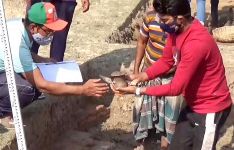 প্রায় ৬০০ বছর আগের খানজাহানের বসতভিটা খননে বেরিয়ে আসছে সুলতানি আমলের পুরাতাত্ত্বিক নিদর্শন। ২০২১ সালের ৩১ ডিসেম্বর খনন কাজ শুরু হয়ে চলবে ৩১ জানুয়ারি পর্যন্ত। প্রতœতত্ত্ব অধিদপ্তরের সাত কর্মকর্তা ও ১৪ শ্রমিক খনন কাজে অংশ নিচ্ছেন। ছবি: জাগো নিউজ