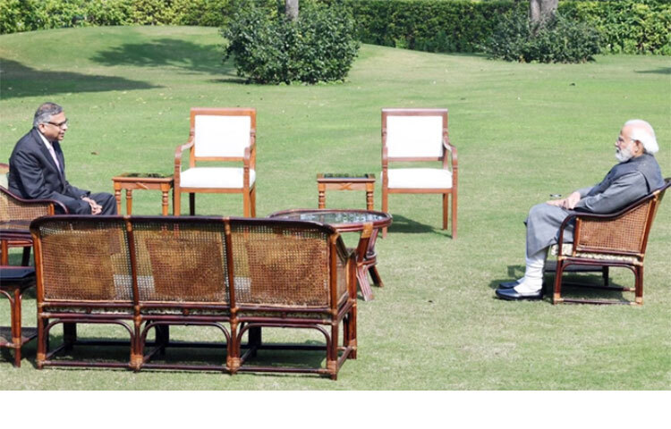 অবশেষে দীর্ঘ প্রতীক্ষার পর আবারও এয়ার ইন্ডিয়ার দায়িত্ব বুঝে নিলো টাটা গ্রুপ। আজ ভারত সরকার টাটা গ্রুপের কাছে এয়ার ইন্ডিয়ার মালিকানা হস্তান্তর করেছে। টাটা সন্সের চেয়ারম্যান এন চন্দ্রশেখরণ বলেন, আবারও এয়ার ইন্ডিয়ার মালিকানা পেয়ে আমরা খুবই উচ্ছ্বসিত।  আনুষ্ঠানিক হস্তান্তরের সময় তিনি প্রধানমন্ত্রী নরেন্দ্র মোদীর সঙ্গে সাক্ষাৎ করেছেন বলেও জানিয়েছেন এন চন্দ্রশেখরণ। ছবি: সংগৃহীত