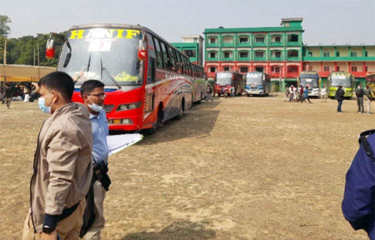 নোয়াখালীর ভাসানচরে স্থানান্তর করা হচ্ছে আরও ৭১৮ জন রোহিঙ্গা নাগরিককে। আজ দুপুর ২টায় উখিয়া ডিগ্রি কলেজ মাঠ থেকে বাসগুলো রওনা দেয় বলে জাগো নিউজকে জানিয়েছেন অতিরিক্ত শরণার্থী ত্রাণ ও প্রত্যাবাসন কমিশনার মোহাম্মদ সামছু-দ্দৌজা নয়ন। ছবি: তৌহিদুজ্জামান তন্ময়