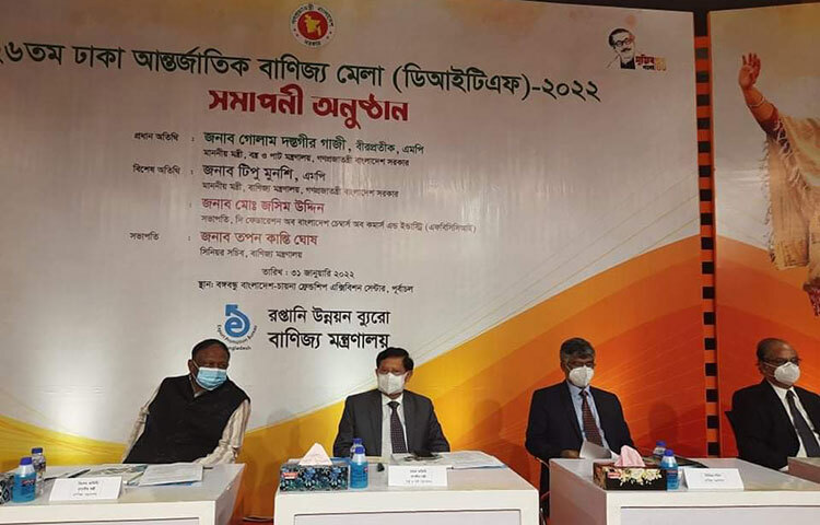 অনেক প্রতিকূলতা সত্ত্বেও নতুন ভেন্যুতে এবারের বাণিজ্যমেলা খুবই সফল হয়েছে বলে মন্তব্য করেছেন বস্ত্র ও পাটমন্ত্রী গোলাম দস্তগীর গাজী। আজ বিকেলে ‘২৬তম ঢাকা আন্তর্জাতিক বাণিজ্যমেলা-২০২২’-এর সমাপনী অনুষ্ঠানে প্রধান অতিথির বক্তৃতায় তিনি এ কথা বলেন। ছবি: জাগো নিউজ