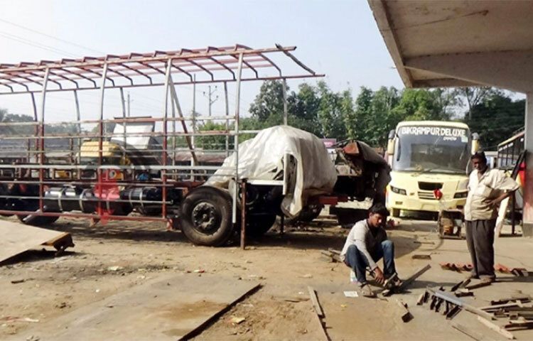 প্রায় পৌনে দুই কোটি টাকা ব্যয়ে ১৯৯৩ সালে নির্মিত হয় রাজবাড়ীর কেন্দ্রীয় বাস টার্মিনাল। তবে নির্মাণের প্রায় ৩০ বছর হতে চললেও আজও চালু হয়নি টার্মিনালটি। ফলে জেলা শহরের বড়পুল ও নতুনবাজার মুরগির ফার্ম এখন অলিখিত বাস টার্মিনালে পরিণত হয়েছে। ছবি: রুবেলুর রহমান