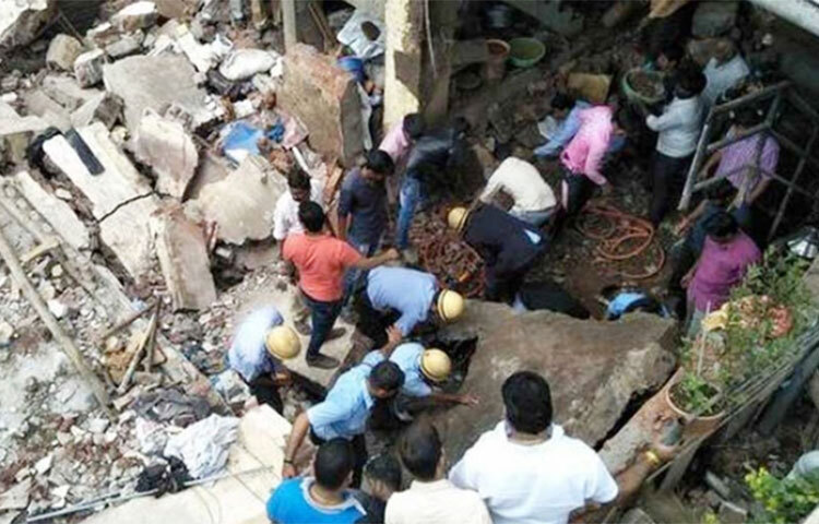 ভারতে নির্মাণাধীন একটি শপিংমলের ছাদ ধসে, ঘুমন্ত অবস্থায় ছয় শ্রমিকের মৃত্যু হয়েছে। এ ঘটনায় আহত হয়েছেন আরও অনেকে। আহতদের মধ্যে বেশ কয়েকজনের অবস্থা আশঙ্কাজনক বলে জানা গেছে। ছবি: সংগৃহীত