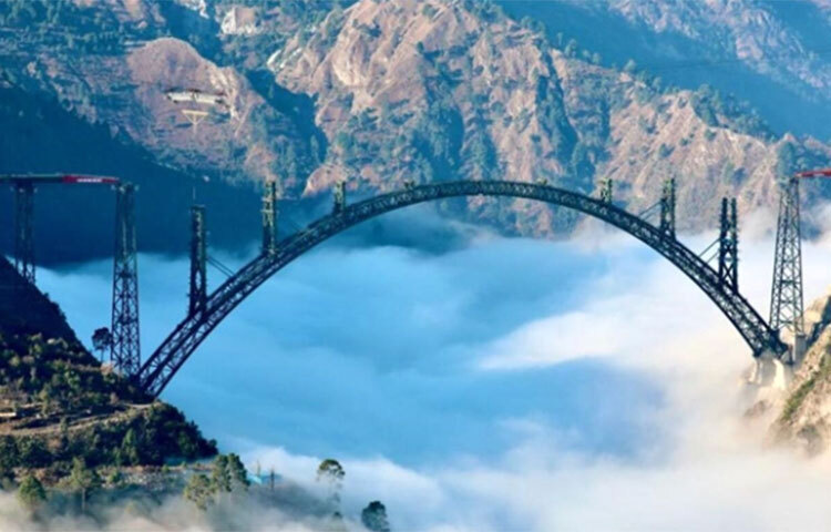 ভারতের জম্মু-কাশ্মীরে দৃশ্যমান হলো বিশ্বের সবচেয়ে উঁচু রেল সেতু। এটির নির্মাণ কাজ এগিয়ে চলছে দ্রæত গতিতে। নির্মাণাধীন সেতুটির কয়েকটি ছবি সামাজিক যোগাযোগ মাধ্যমে প্রকাশ করেছেন দেশটির রেলমন্ত্রী অশ্বিনী বৈষ্ণব। ছবি: সংগৃহীত