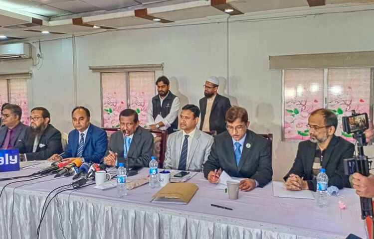 ইভ্যালির গাড়ি বিক্রির টাকা পাওনাদারদের ফেরত দেওয়া হবে বলে জানিয়েছেন প্রতিষ্ঠানটির পরিচালনা পর্ষদ বোর্ডের চেয়ারম্যান ও বিচারপতি এ এইচ এম শামসুদ্দিন চৌধুরী মানিক। আজ ধানমন্ডির ভিক্টোরিয়া কনভেনশন সেন্টারে গাড়ির নিলাম শেষে এসব কথা বলেন তিনি। ছবি: বিপ্লব দিক্ষিৎ