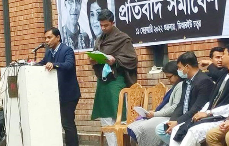 সাংবাদিক দম্পতি সাগর সারোয়ার ও মেহেরুন রুনি হত্যাকাÐের বিচার চেয়ে সরাকারের কাছে স্মারকলিপি দিয়েও লাভ হচ্ছে না বলে মন্তব্য করেছেন ঢাকা রিপোর্টার্স ইউনিটির (ডিআরইউ) সভাপতি নজরুল ইসলাম মিঠু। আজ ডিআরইউ প্রাঙ্গণে সাংবাদিক দম্পতি সাগর-রুনি হত্যার বিচার দাবিতে আয়োজিত প্রতিবাদ সমাবেশে তিনি এসব কথা বলেন। ছবি: বিপ্লব দিক্ষিৎ