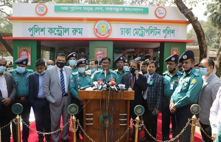 বইমেলায় স্বাস্থ্যবিধি মানার আহ্বান জানিয়ে ঢাকা মেট্রোপলিটন পুলিশ (ডিএমপি) কমিশনার মোহা. শফিকুল ইসলাম বলেছেন, সকলকে স্বাস্থ্যবিধি মানতে হবে, ক্রেতা-বিক্রেতা সবাইকে মাস্ক পরিধান করতে হবে। আজ দুপুরে সোহরাওয়ার্দী উদ্যানে বইমেলা উপলক্ষে নিরাপত্তা ব্যবস্থা সম্পর্কে ব্রিফিংকালে তিনি এ কথা বলেন। ছবি: মাহবুব আলম