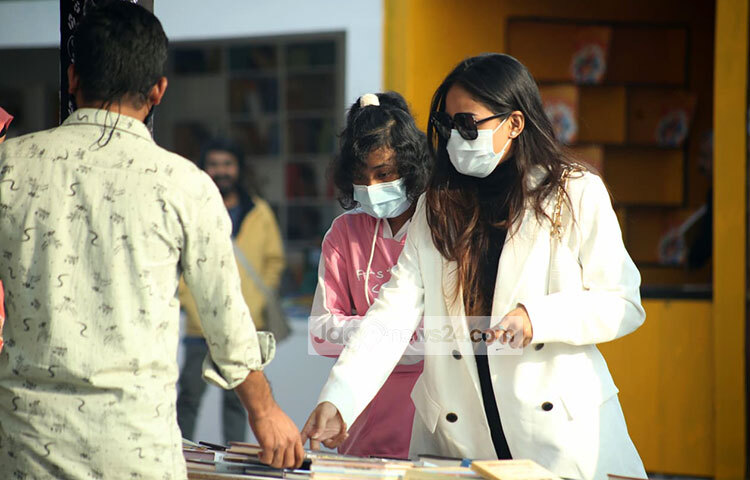 সরেজমিনে ঘুরে দেখা গেছে, অনেকেই স্বাস্থ্যবিধি মেনে বইমেলায় এসেছেন। ছবি: মাহবুব আলম