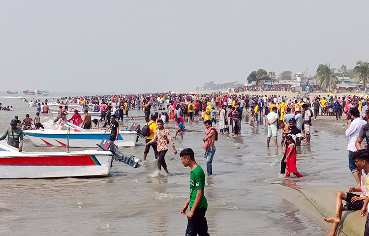 করোনা সংক্রমণ কমতে শুরু করায় দেশের দ্বিতীয় বৃহত্তম সমুদ্র সৈকত কুয়াকাটায় বেড়েছে পর্যটক। ফলে চাঞ্চল্যতা ফিরেছে সেখানকার পর্যটন ব্যবসায়ীদের। ছবি: জাগো নিউজ