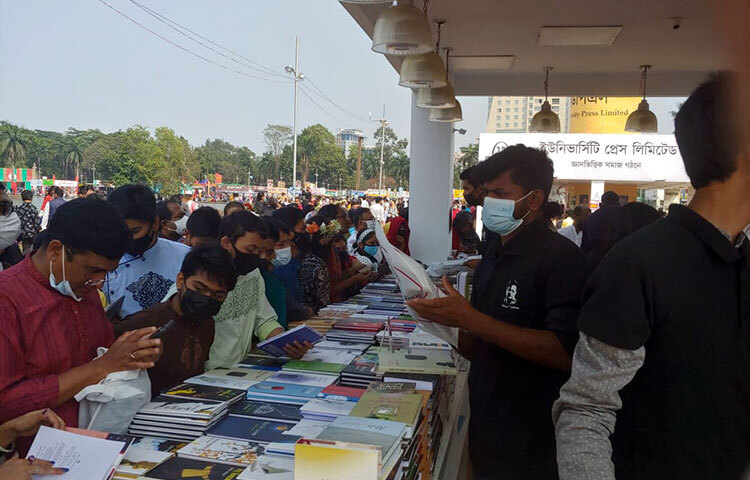 বিভিন্ন স্টলের কর্মীদের সঙ্গে কথা বলে জানা গেছে মেলায় বইয়ের বিক্রির পরিমাণও বেশ ভালো। ছবি: মাহবুব আলম